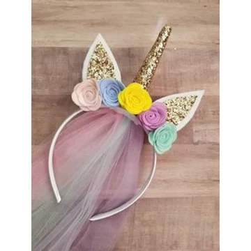 Fejdísz arany unikornis szarvval, színes virágokkal és tüllel  Fejdísz arany unikornis szarvval, színes virágokkal és tüllel